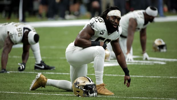 demario-davis-new-orleans-saints-stretching